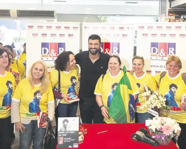 Engin Akyürek İstanbul'da imza günü düzenledi-1