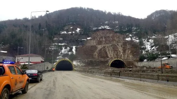 Son dakika: Heyelan nedeniyle kapanan Bolu Dağı Tüneli ulaşıma açıldı-2