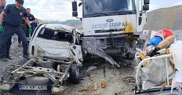 Kafa kafaya çarpıştılar! Kamyonet ikiye ayrıldı: 3 ölü, 2 yaralı