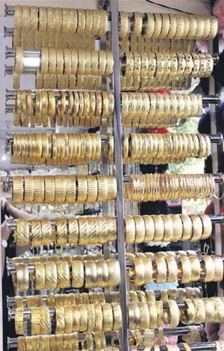 Altın görünümlü bilezik gözde