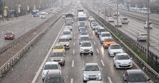 Son dakika: İstanbul’da beklenen kar yağışı başladı trafik kilitlendi!