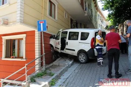 İstanbul Kağıthane’de faciadan dönüldü! Yokuşta bırakılan hafif ticari araç binaya çarptı: Dairedeki 3 çocuk hafif yaralandı