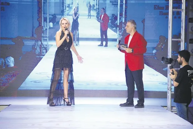 Barış için yürüdüler! Mankenlerden savaşa hayır pankartlı tepki!