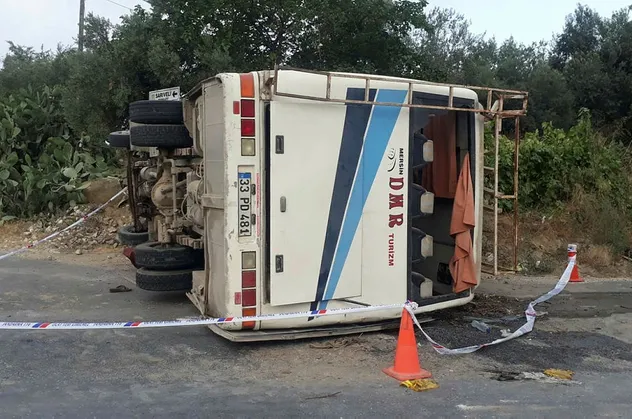 SON DAKİKA: Mersin'de işçileri taşıyan midibüs devrildi: 1 ölü, 14 yaralı