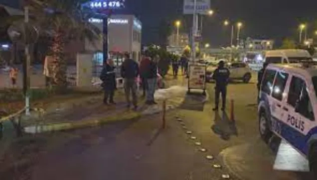 Antalya'da kaldırımda yürürken, düşüp öldü