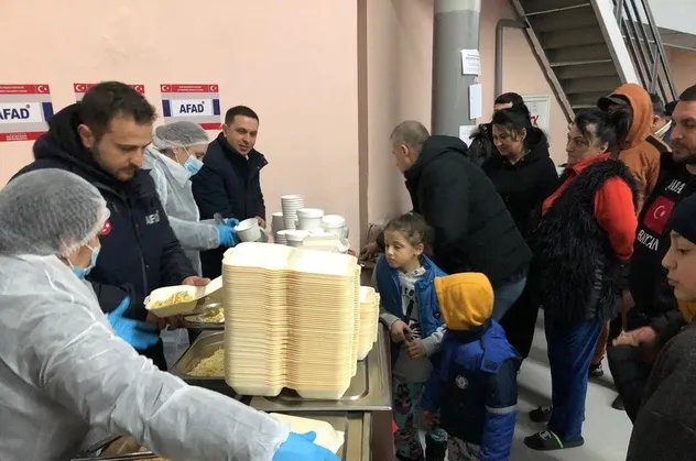 Türkiye'den Ukrayna'ya yardım eli! AFAD koordinasyonunda Ukrayna halkı için 43 yardım tırı ile 1 mobil mutfak tırı sevk edildi