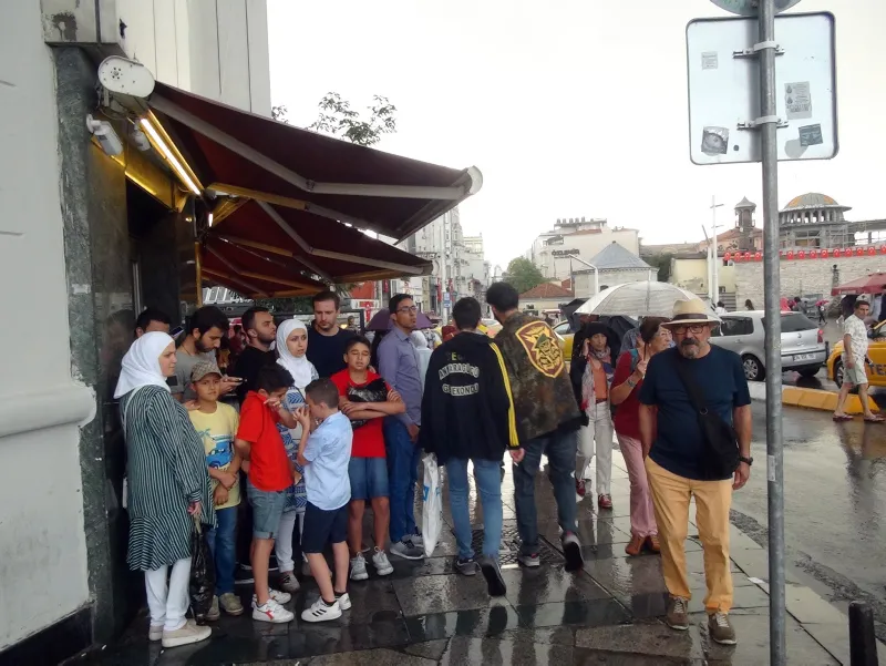 Meteoroloji uyarmıştı! Taksim'de vatandaşlar yağmura hazırlıksız yakalandı - 4