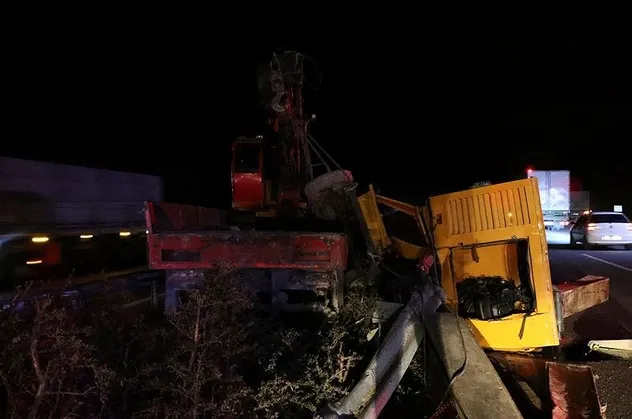 SON DAKİKA: Bursa'da feci kaza! Vince çarpan tır devrildi: 1 ölü
