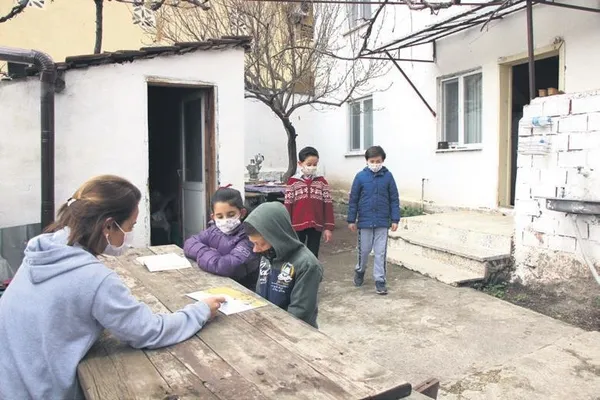 Sınıf öğretmeni Fazilet Koçak, öğrencileri için şehirden köye taşındı-1