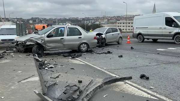 1640961185399.jpg Arnavutköy'de kontrolden çıkan araç karşı şeride geçti! Bir başka otomobille kafa kafaya çarpıştı-5