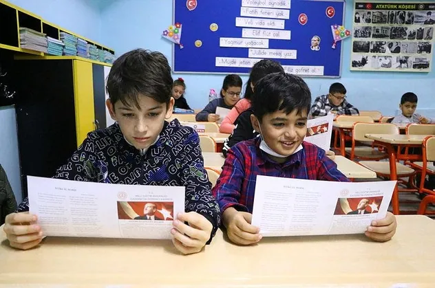 Okullarda karne heyecanı! Yaklaşık 19 milyon öğrenci yarıyıl tatiline giriyor: MEB'den bir ilk