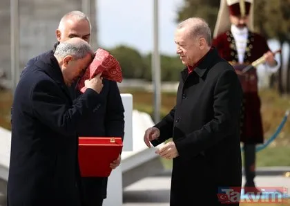 Başkan Erdoğan, 129 yıllık Osmanlı sancağını Bakan Akar’a teslim etti! Tarihi günden tarihi kareler
