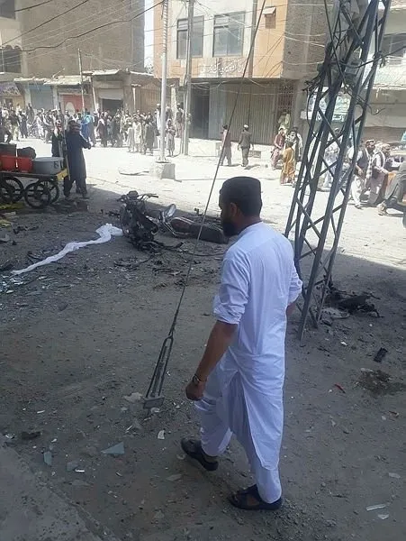 son-dakika-pakistanda-bombali-saldiri-5-olu-14-yarali-1597056551605.jpg Son dakika: Pakistan'da bombalı saldırı: 5 ölü, 14 yaralı-1