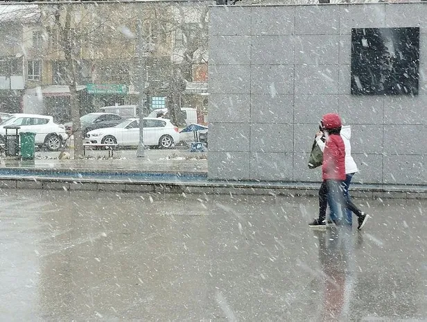 Kar yağışı İstanbul'a giriş yaptı! Meteoroloji'den İstanbul dahil 19 kente sarı ve turuncu kodlu uyarı! Kar yağışı fırtınası yolda-4