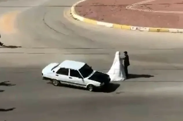 Gelin ile damadın etrafında tehlikeli drift