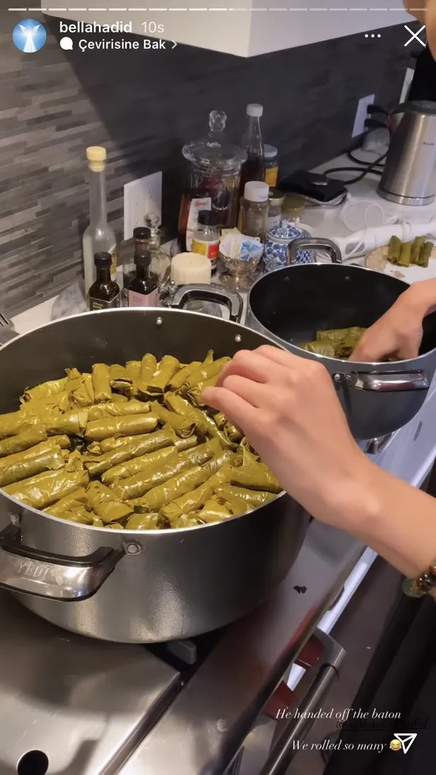 Bella Hadid kolları sıvadı mutfağa girdi sarma sardı! Koca bir tencere yaprak sarması yaptı 'kenarları geç kıvırıyorsun Bellacım'-5