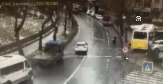 Esenler'de kontrolden çıkan İETT otobüsünün otoparka girdiği anlar kamerada: Bir kişi son anda kurtuldu