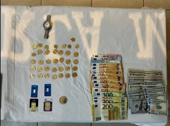 cinsel-icerikli-fotograf-ve-videolarla-santaj-yapan-gaga-bulut-gozaltina-alindi-kasadan-bakin-neler-cikti-1672327805354.jpg Cinsel içerikli fotoğraf ve videolarla şantaj yapan Gaga Bulut gözaltına alındı! Kasadan bakın neler çıktı...-3