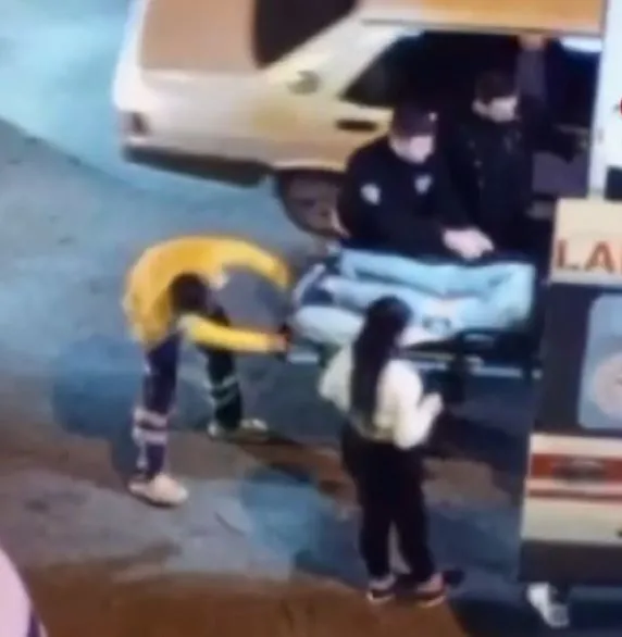 esenyurtta-dehset-anlari-husumetlisine-kursun-yagdirdi-kadinin-feryatlari-yukseldi-1710584976507.jpg Esenyurt'ta dehşet anları: Husumetlisine kurşun yağdırdı | Kadının feryatları yükseldi-4