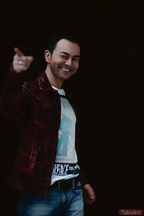 Tekerlekli Sandalyeye İhtiyaç Duymadan Yürüyebildiğini Göstermek İçin Özellikle Sahneye Adım Adım İlerleyen Ortaç, Seyircilerden Dakikalarca Süren Alkış Aldı.