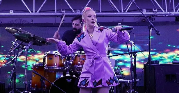 Yaralandı! “Sahneye cep telefonu fırlatma” akımının son kurbanı Ece Seçkin oldu