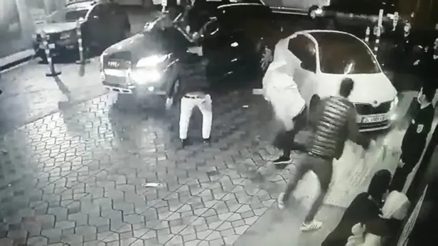 Kağıthanede ortalık savaş alanına döndü! Lüks cipli saldırgan husumetli olduğu şahsa aracıyla çarptı