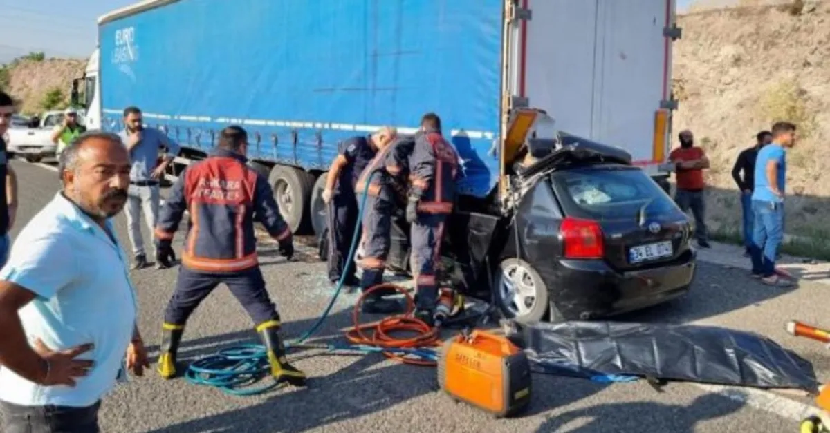 Ankara'da dehşet kaza! Otomobil park halindeki TIR'ın altına girdi: 4 ölü 1 çocuk ağır yaralı