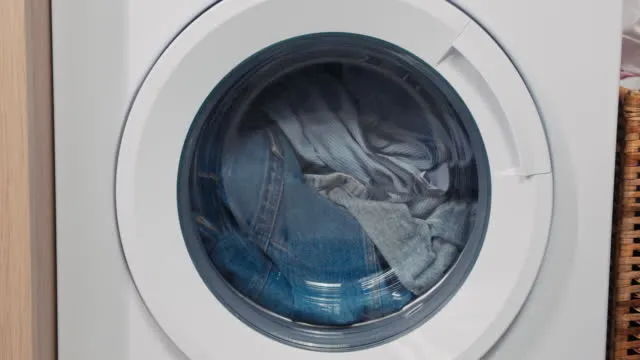 2-cay-bardagi-dokmek-yeterli-kireci-pasi-kiri-sokup-atiyor-camasir-makineniz-20-yil-calisacak-1701096821664.jpg Makineyi temizliyor, faturayı düşürüyor, çamaşırları tertemiz yapıyor... 2 çay bardağı dökmek yeterli!-2