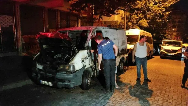 Son dakika: Güngören'de panelvan minibüs sokak ortasında alev alev yandı-1