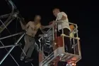 Alkol alıp metro direğine çıktı: 2 saatlik akrobatik eylem!