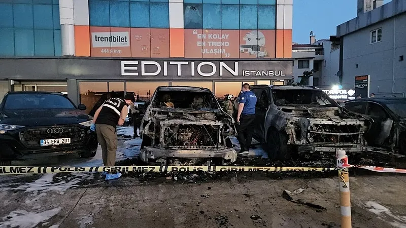bakirkoyde-50-milyonluk-yangin-4-otomobil-alev-aldi-1780554658207.jpeg Bakırköy'de 50 milyonluk yangın: 4 otomobil alev aldı!-4