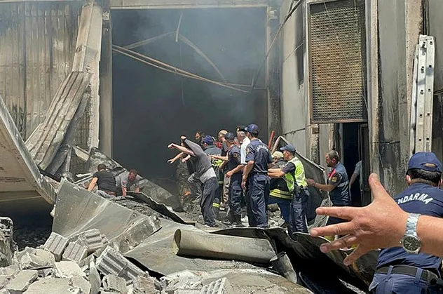 Yangına müdahale eden itfaiyeci enkaz altında kaldı