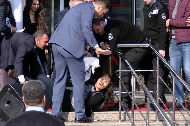 Kılıçdaroğlu'nun katıldığı törende olay! Pankart açmak isteyen kadına sert müdahale