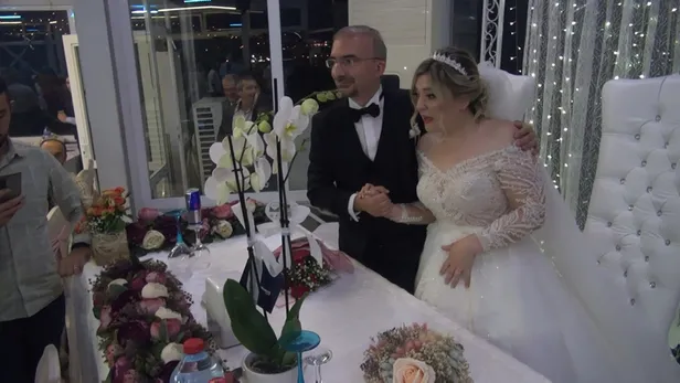 dugun-salonunda-kadrolu-oyun-gelin-ve-davetliler-ne-yapacaklarini-sasirdi-1663201955888.jpg Düğün salonunda kadrolu oyun! Gelin ve davetliler ne yapacaklarını şaşırdı-5