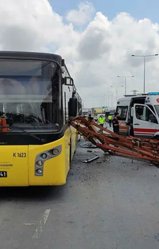 Yanlış yüklenen kamyon İETT otobüsünü biçti! Arnavutköy'de feci kaza