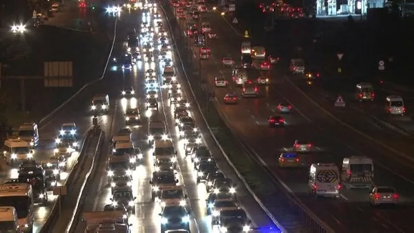 son-dakika-istanbulda-trafik-cilesi-suruyor-haftanin-ilk-gunu-trafik-yuzde-62ye-dayandi-1641793998515.jpeg Son dakika: İstanbul'da trafik çilesi sürüyor! Haftanın ilk günü trafik yüzde 62'ye dayandı-5