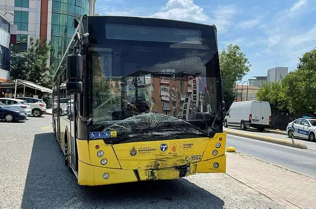 Kadıköy'de İETT otobüsü kaza yaptı