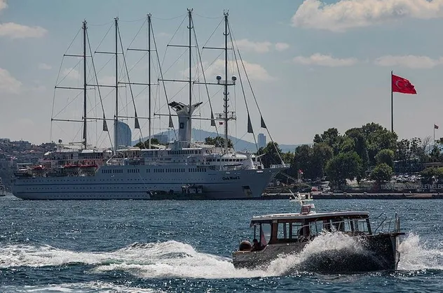 Dünyanın en büyük yelkenli kruvaziyer gemilerinden biri İstanbul'a demirledi
