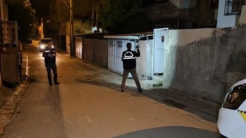 adanada-sokak-ortasinda-dehset-av-tufegiyle-vurularak-olduruldu-1715119493117.jpeg Adana'da sokak ortasında korkunç cinayet! Av tüfeğiyle dehşet saçtı! Göğsünün tam ortasına...-2