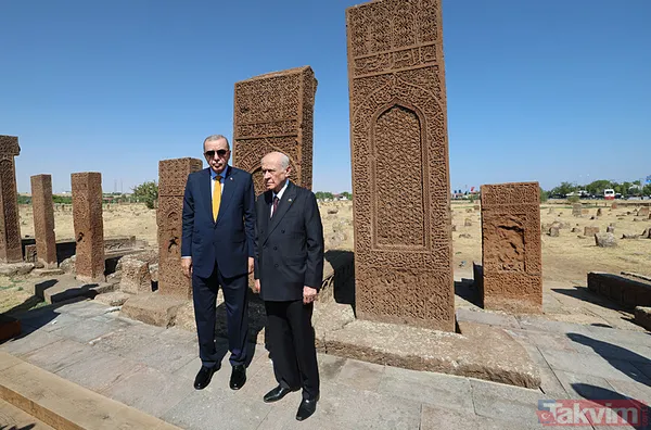 Ahlat'ta ecdada vefa! Başkan Erdoğan ve Bahçeli Selçuklu mezarlığını ziyaret etti | Han çadırında koyu sohbet - 23
