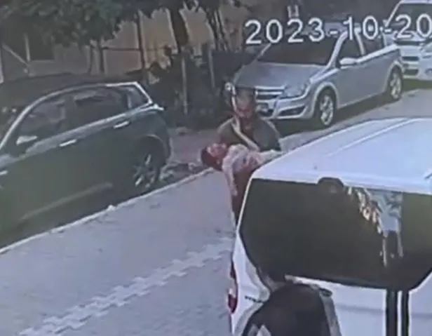 10-yasindaki-cocuk-besinci-kattan-arabanin-ustune-dustu-1697874861906.jpg 10 yaşındaki çocuk beşinci kattan arabanın üstüne düştü!-2