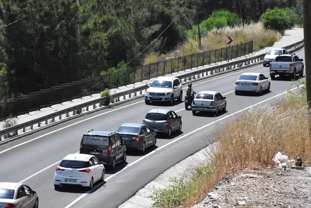 Muğla Akyaka'da tatilciler uzun araç kuyrukları oluşturdu! 3 saatte 30 bin araç geçti-1