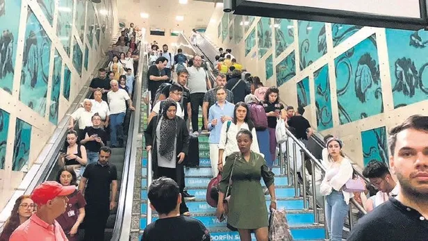 sosyal-medyadan-tanisip-sevgili-olan-kadinin-hayati-karardi-sevgilisine-tam-465-bin-lirasini-kaptirdi-1655503459298.jpeg Sosyal medyadan tanışıp sevgili olan kadının hayatı karardı! Sevgilisine tam 465 bin lirasını kaptırdı-3