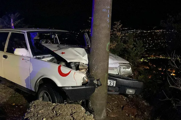 Bursa'da kontrolden çıkan otomobil aydınlatma direğine çarptı: 2 yaralı