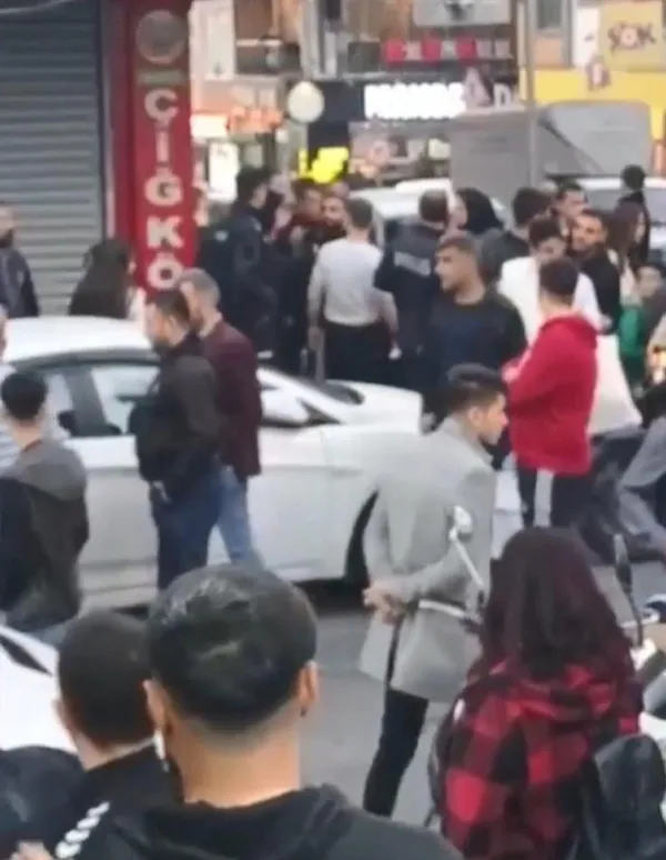 esenlerde-14-yasindaki-cocugun-cig-koftecide-istismar-edildigi-iddiasi-ortaligi-karistirdi-cam-cerceve-indi-1666526026470.jpg Esenler'de 14 yaşındaki çocuğun çiğ köftecide istismar edildiği iddiası ortalığı karıştırdı! Cam çerçeve indi-6