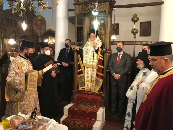 yunanistan-disisleri-bakan-yardimcisi-katsaniotis-gokceadada-ayine-katildi-1643710911730.jpg Yunanistan Dışişleri Bakan Yardımcısı Andreas Katsaniotis, Gökçeada'da ayine katıldı-2