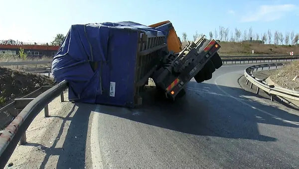 1632131874661.jpg Virajda kontrolden çıkan TIR yola devrildi! Yer: İstanbul-1