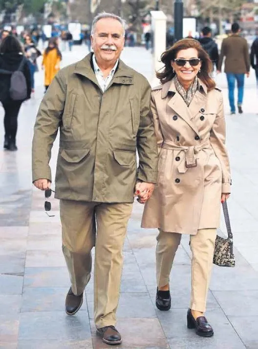 1693192825843.jpeg CHP'li Çanakkale Belediye Başkanı Ülgür Gökhan yeni bir skandala imza attı! Yangından kaçtı düğüne koştu! Utanmadan üzerine paylaşım yaptı-7