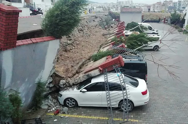 Manzarayı görünce şoka girdiler!! İzmir'de istinat duvarı çöktü, 20 araç zarar gördü