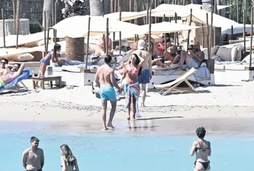 Oyuncu Şükrü Özyıldız ile sosyetik sevgilisi Sibil Çetinkaya, sahilde düşman çatlattı